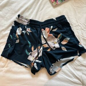 Athleta Printed Baja Shorts 4”